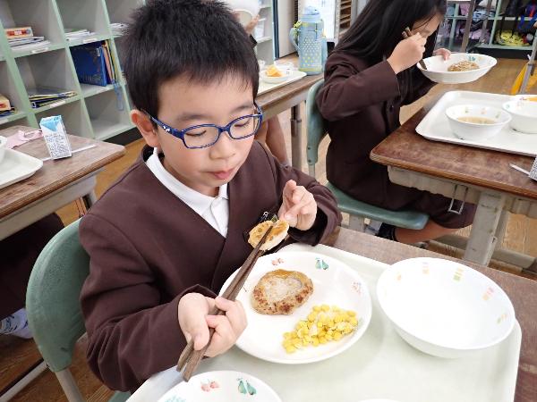 れんこんハンバーグを食べる赤阪小学校3年生