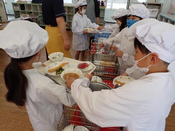 協力して配膳をする赤阪小学校3年生