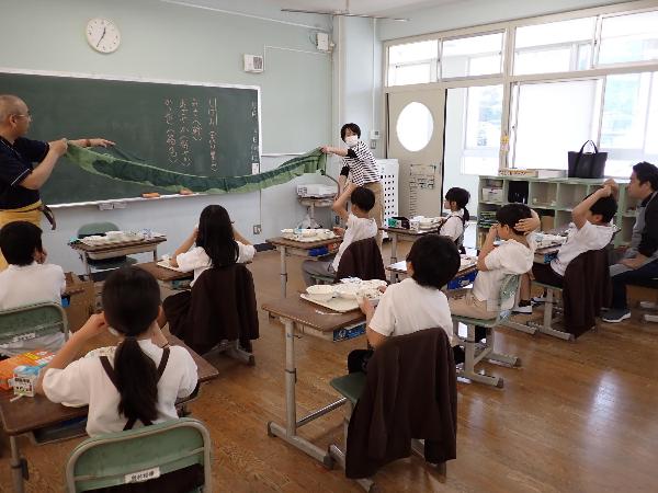 給食時間のようす（赤阪小学校3年生）