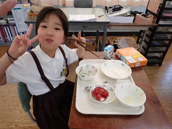 美味しそうに給食を食べる、赤阪小学校3年生