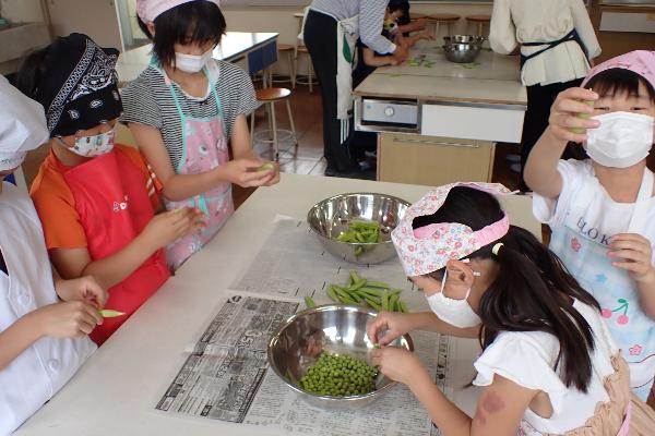 豆を見せてくれる千早小吹台小学校3.4年生