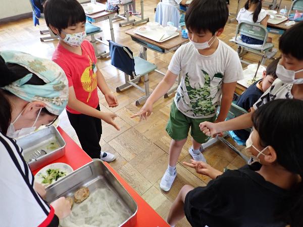 れんこんのはさみ揚げのおかわりジャンケンをする千早小吹台小学校3年生