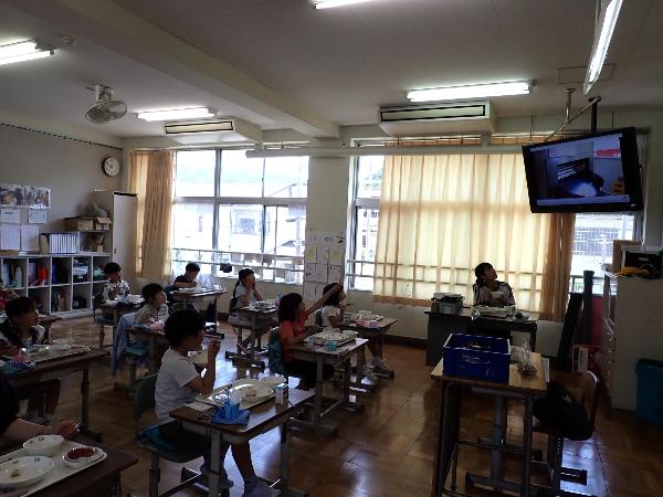 れんこんのはさみ揚げの調理動画を見る千早小吹台小学校3年生
