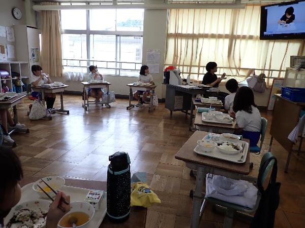 マナーが良くない食べ方の動画を見る千早小吹台小学校3年生