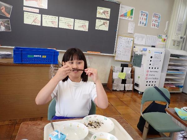 おはしデーのようす（千早小吹台小学校4年生）