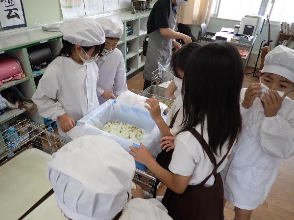 給食時間のようす（赤阪小学校4年生）