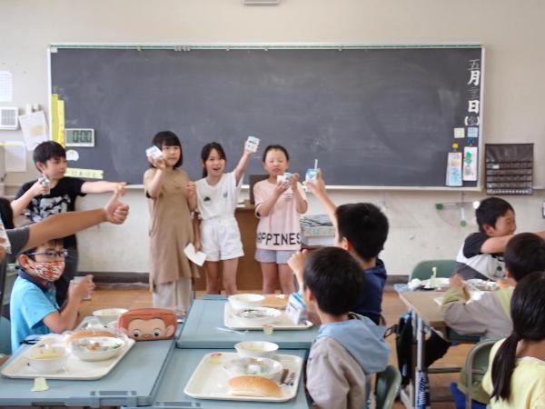 給食時間のようす（千早小吹台小4年生）