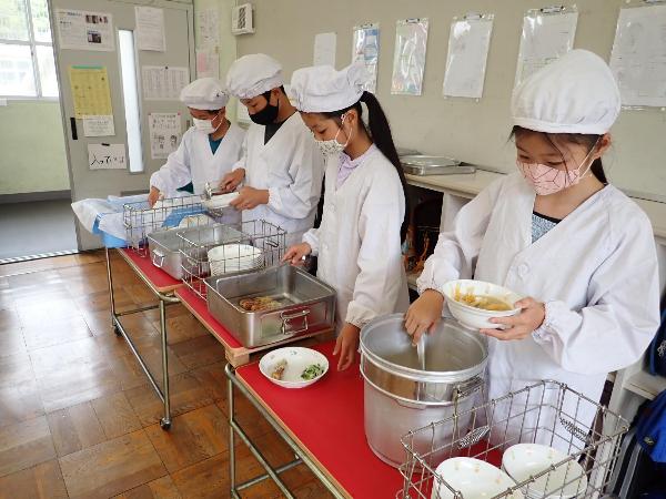 ていねいに配膳をする千早小吹台小学校4年生