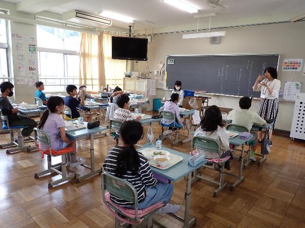 「検食」の仕事について説明する校長先生