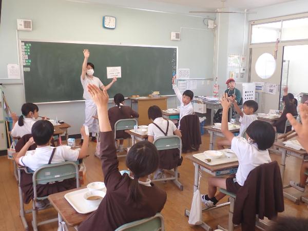 玉ねぎクイズに答える赤阪小学校4年生