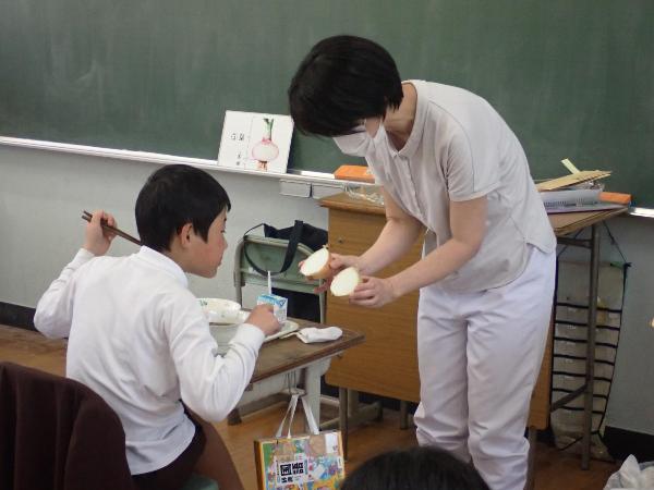 給食時間のようす（赤阪小学校4年生）