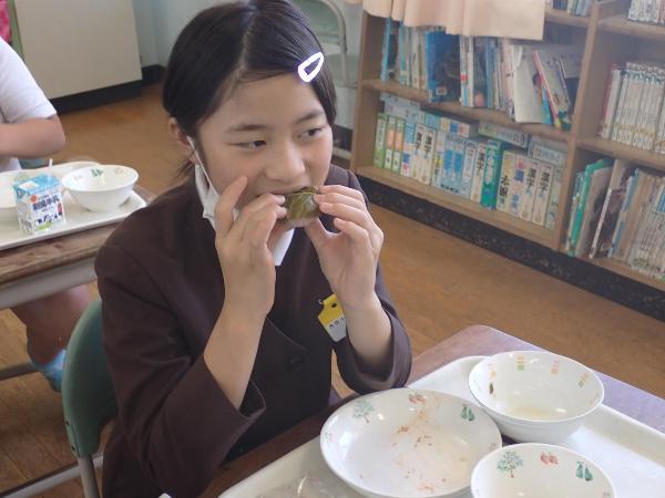さくらもちをおそるおそる食べる赤阪小学校4年生