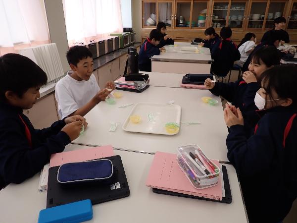 二種類の大根下ろしを味見する中学1年生