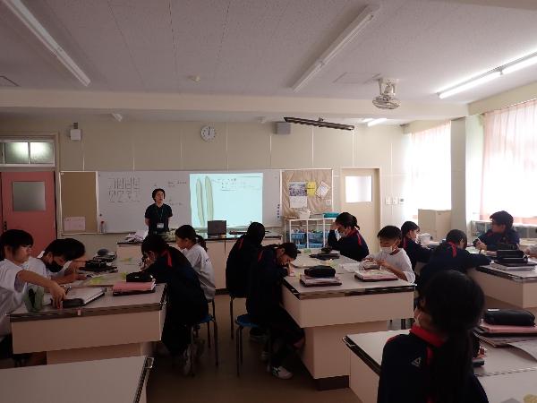 部分や調理の仕方によって味がかわる例や理由を聞く中学1年生