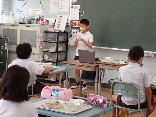 給食指導通信を読む日直さん