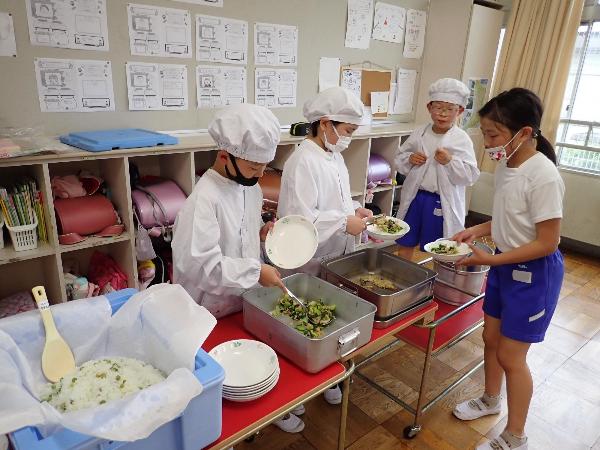 えんどう豆ごはんの給食を分担して配膳する千早小吹台小学校4年生