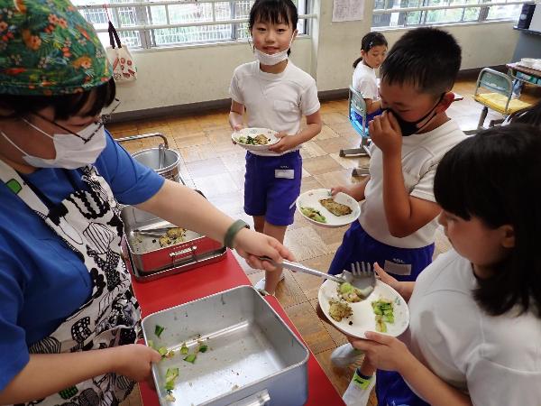 野菜のおかずをおかわりする千早小吹台小学校4年生