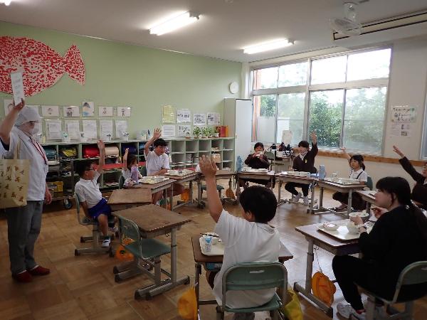 クイズに参加する小学生