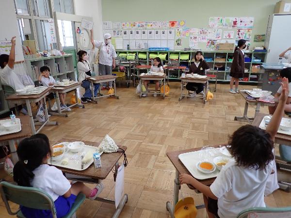 給食時間のようす（赤阪小学校わんぱく班給食）