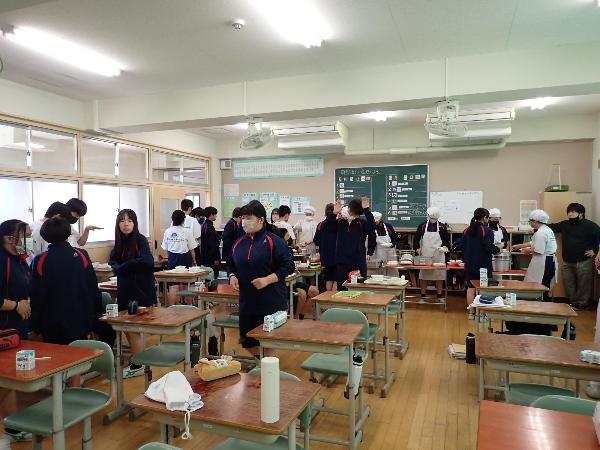 給食時間のようす（村立中学校2年生）