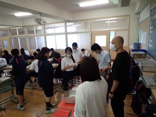 おかわりに集まる中学2年生