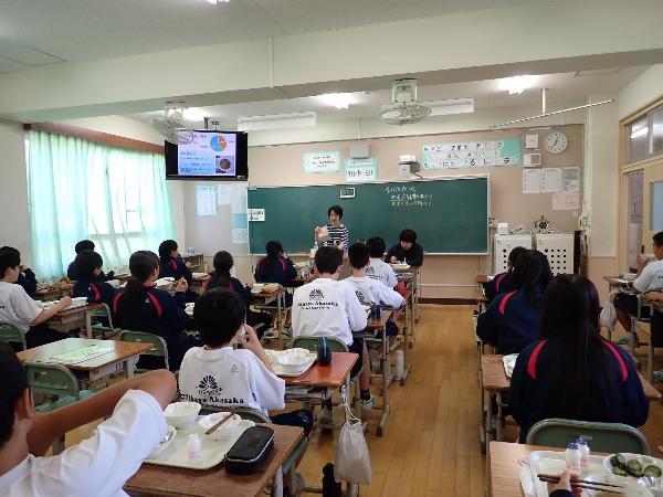 清涼飲料水に含まれる砂糖を見せる栄養教諭