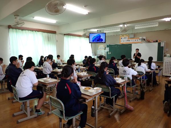 丁寧に落ち着いて「いただきます」をする中学2年生