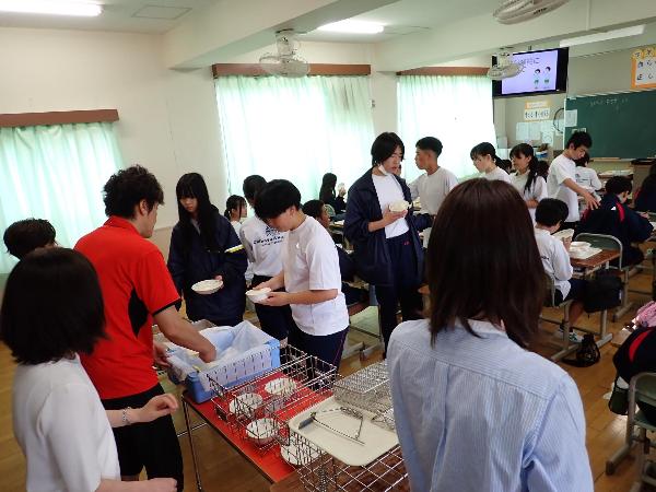おかわりに集まる中学2年生とサポートしてくださる担任団の先生