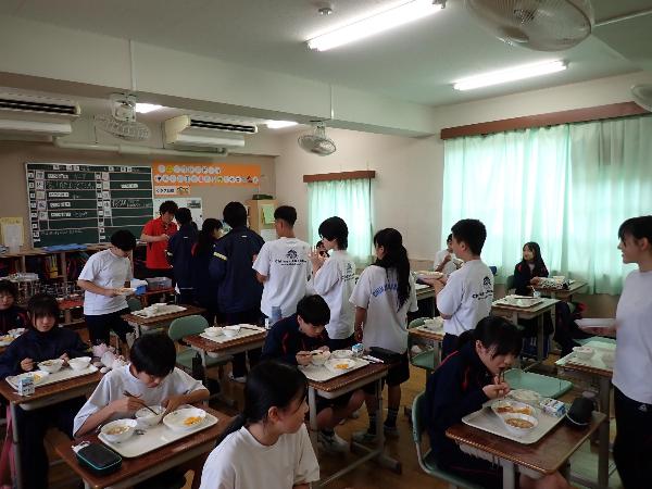 給食時間のようす（村立中学校2年生）