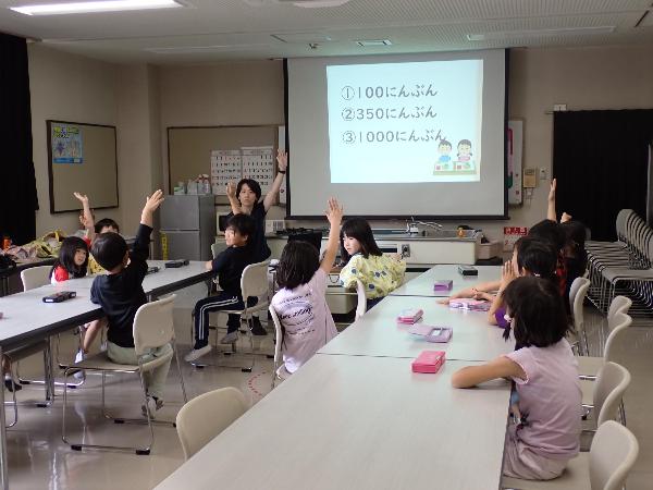 給食クイズをする千早小吹台小学校1年生