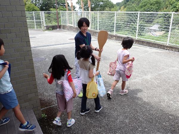 帰る前におおきなしゃもじとおたまを触ってみる千早小吹台小学校1年生