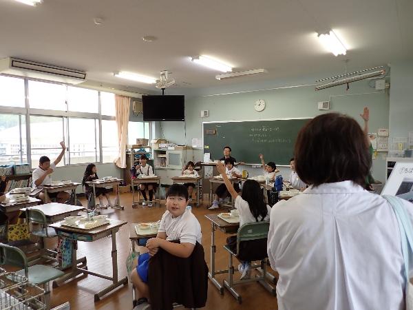 クイズに参加する小学生