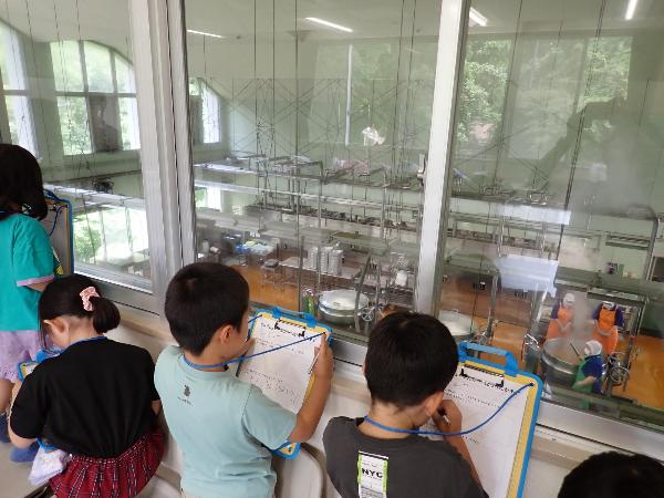 給食センター見学のようす(村立小学校1年生)