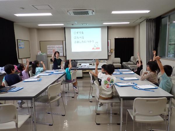 給食クイズをする千早小吹台小学校1年生