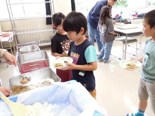 給食のおかわりをする千早小吹台小学校1年生