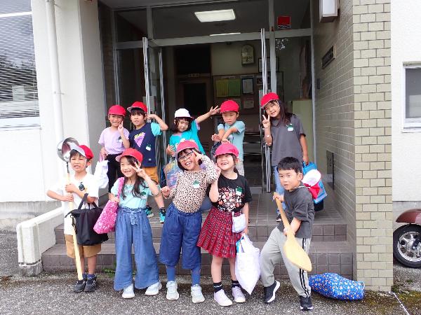 帰る前におおきなしゃもじとおたまと記念写真を撮る千早小吹台小学校1年生
