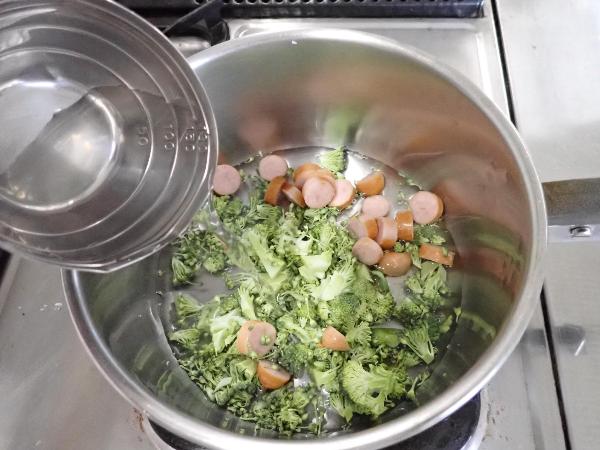 鍋に材料を入れるところ