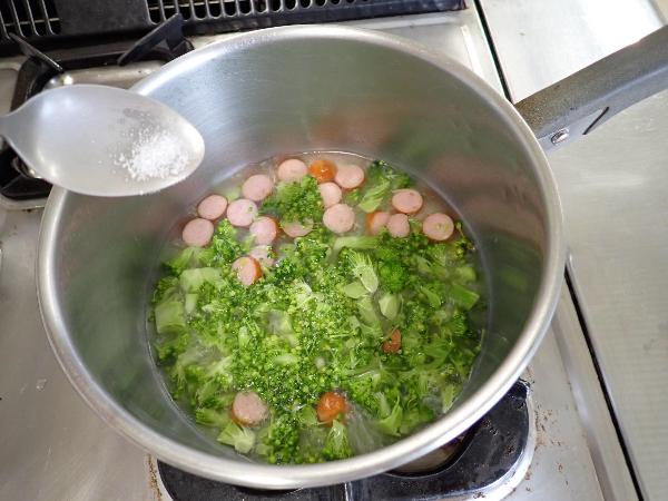 塩こしょうで味付けするところ