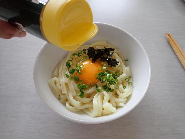 粉チーズをかけているところ