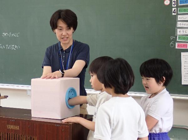 食育のようす(村立小学校2年生「やさいのひみつ」)