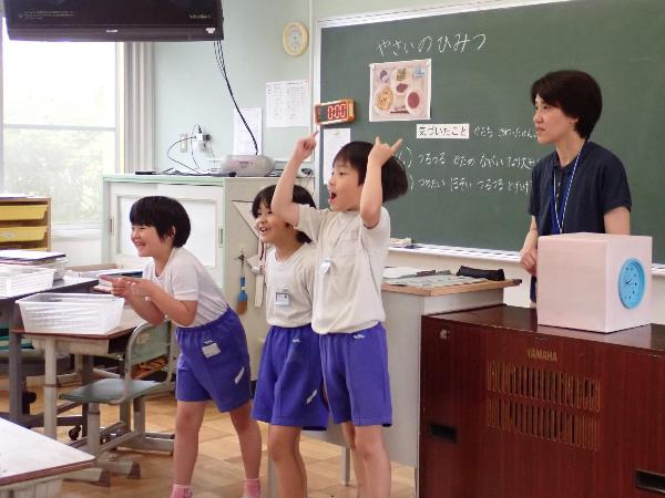 ひみつボックスの中の野菜が何か答える赤阪小学校2年生