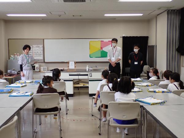 見学の説明をしっかりと聞く赤阪小学校1年生