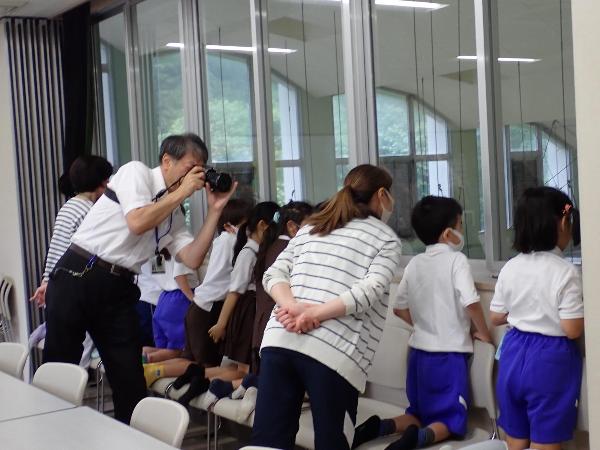 子ども達も先生方もしっかり見学する赤阪小学校