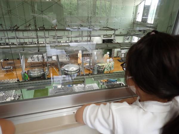 二階から調理場を見る赤阪小学校1年生