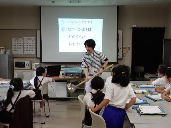 釜の大きさと給食のひしゃくの大きさを見る赤阪小学校1年生