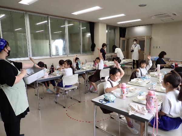給食のおかわりに手を挙げる赤阪小学校1年生