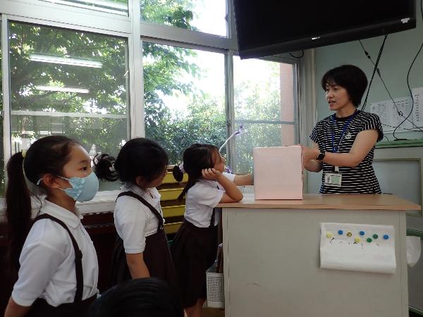 ひみつボックスに手をいれて、中に入っている野菜が何か考える、赤阪小学校2年生