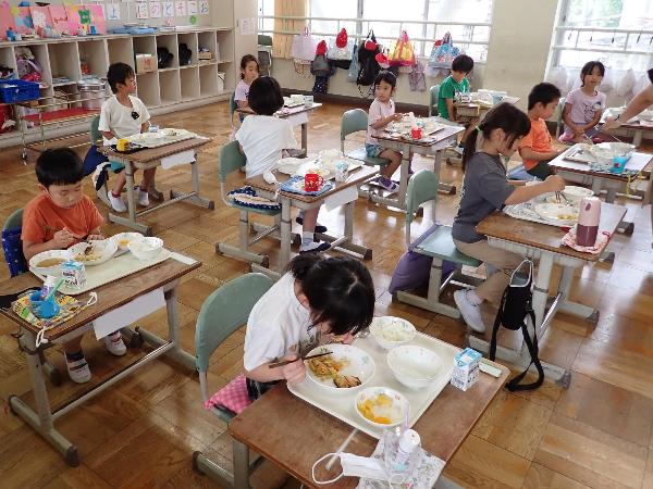 おはしデーのようす（千早小吹台小学校1年生）