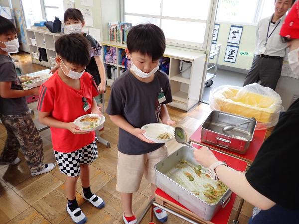 給食時間のようす（千早小吹台小学校4年生）