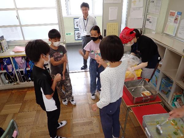 おかわりジャンケンをする千早小吹台小学校4年生